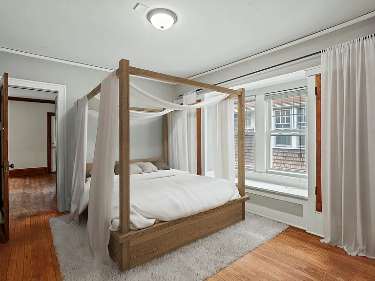 3040 N Maryland Ave — Photo 14
