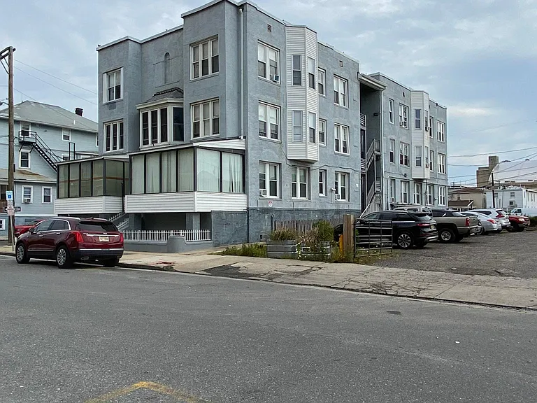111 S California Ave — Photo 1