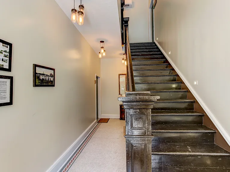 115 W 2nd St #3 — Photo 3