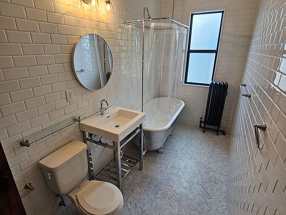 3rd image of 905 Franklin Ave W #7fbca5225