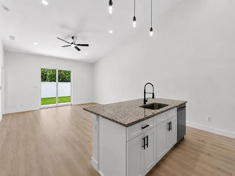 15523 Chamberlain Blvd #15523 — Photo 3