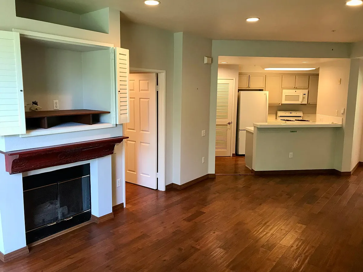 Building Photo - 220 Caldecott Ln #204