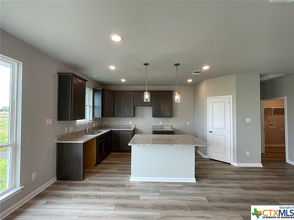 5th image of 627 Pipe Creek Dr