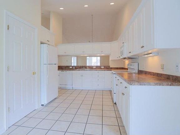 3rd image of 516 Spring Oaks Dr