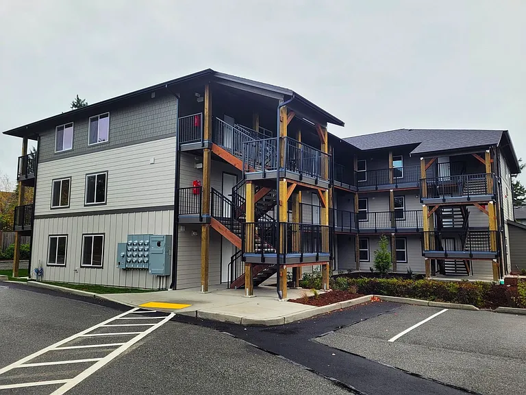 446 NE Izett St — Photo 11