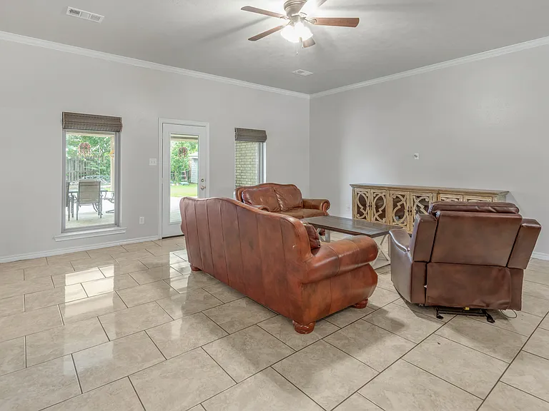 1209 Portsmouth Ct — Photo 8