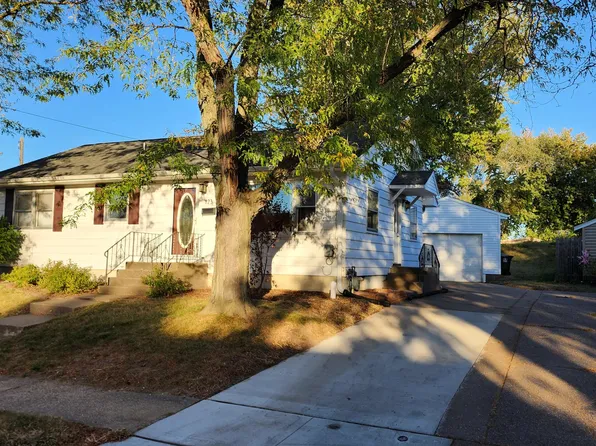 423 Greenwood Dr, Muscatine, IA 52761