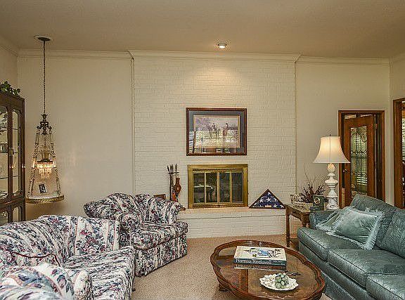 Spacious livingroom with fireplace