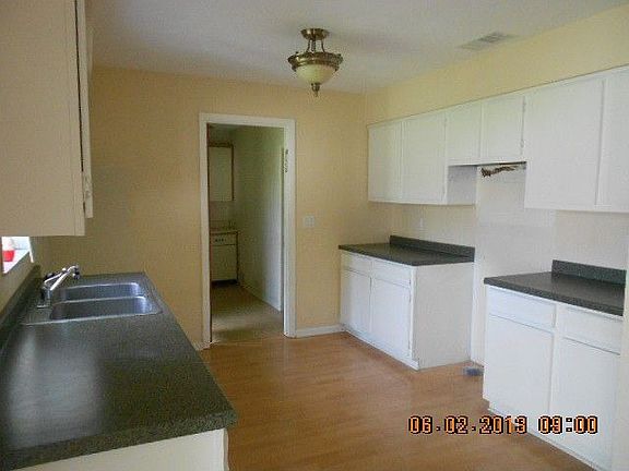 3rd image of 607 Richard St