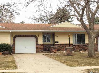 116 NE 9th St, Madison, SD 57042