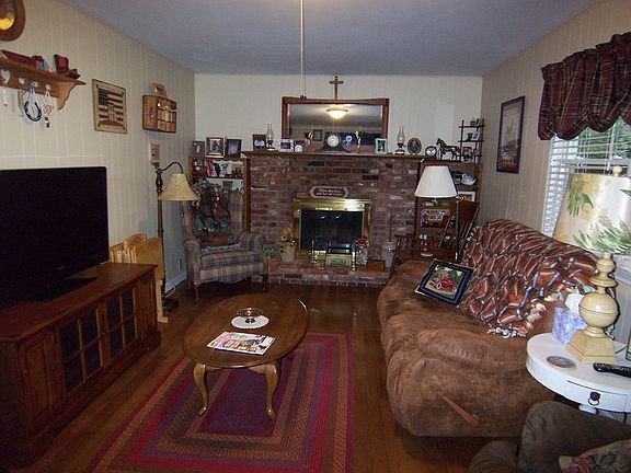 2nd image of 808 NE Orchard Dr