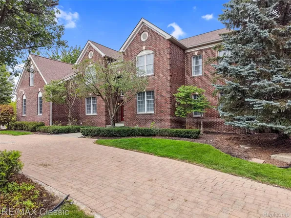 49899 Leyland Cir, Novi, MI 48374