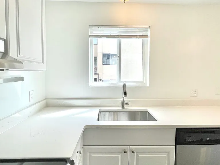 Welcome to a prime West Seattle community designed for convenient and comfortable living — Photo 15