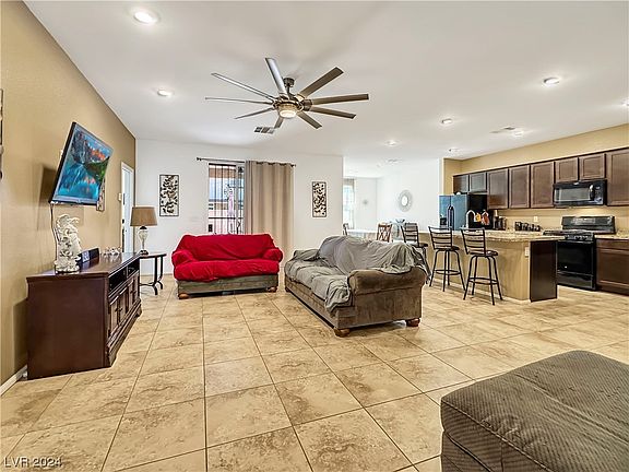 3rd image of 203 Scarlett View Ave