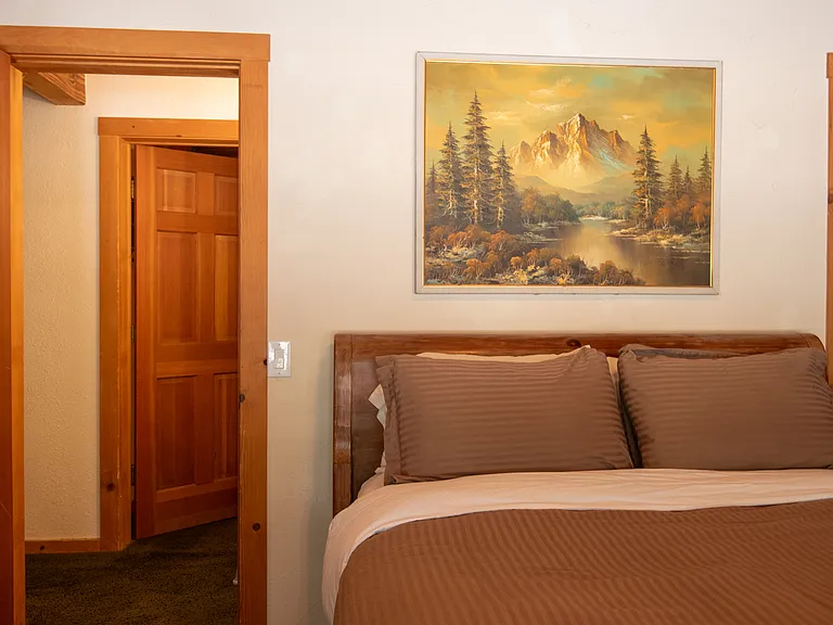 Bedroom 2 - Queen Bed