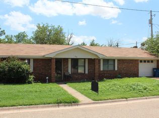 530 W E St, Munday, TX 76371