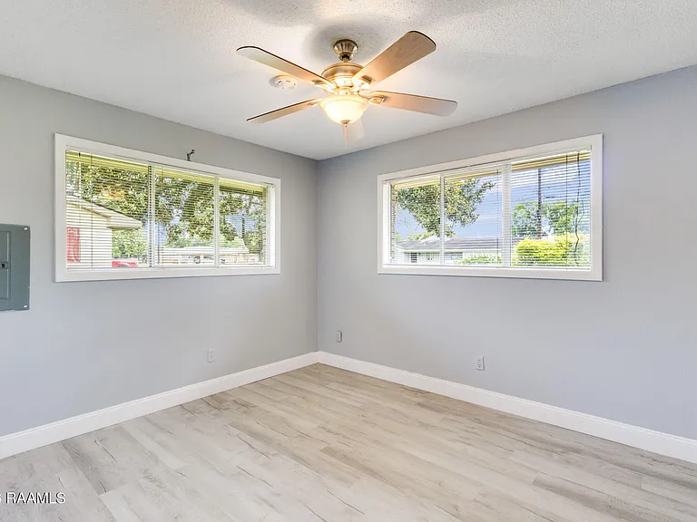213 Lynn Dr — Photo 10