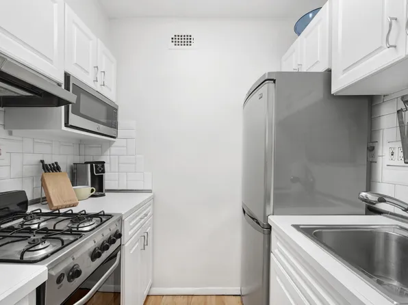 310 West 56th Street image 9 of 18