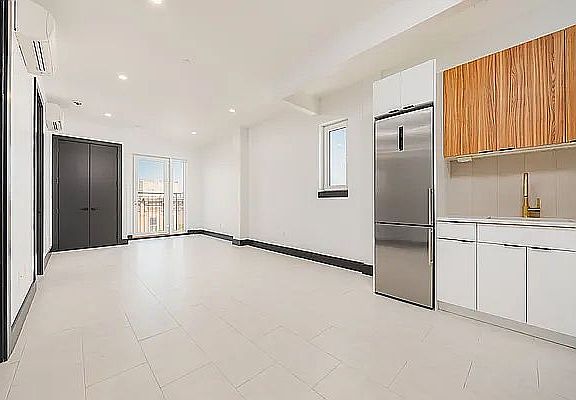 2nd image of 163 Tompkins Ave #1R