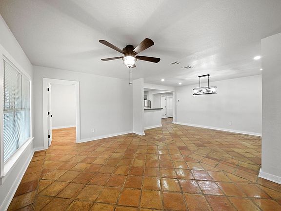 5th image of 1046 Hillcrest Dr