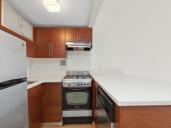 4th image of 184 Thompson St APT 4R