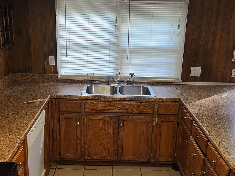 2407 NE 37th Ter — Photo 16