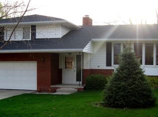 120 W Meadow Dr, Sioux Center, IA 51250