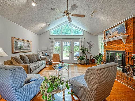 3rd image of 109 S Pinepoint Dr