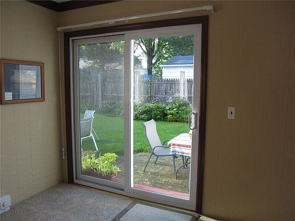 4th image of 39 Briggs Ave
