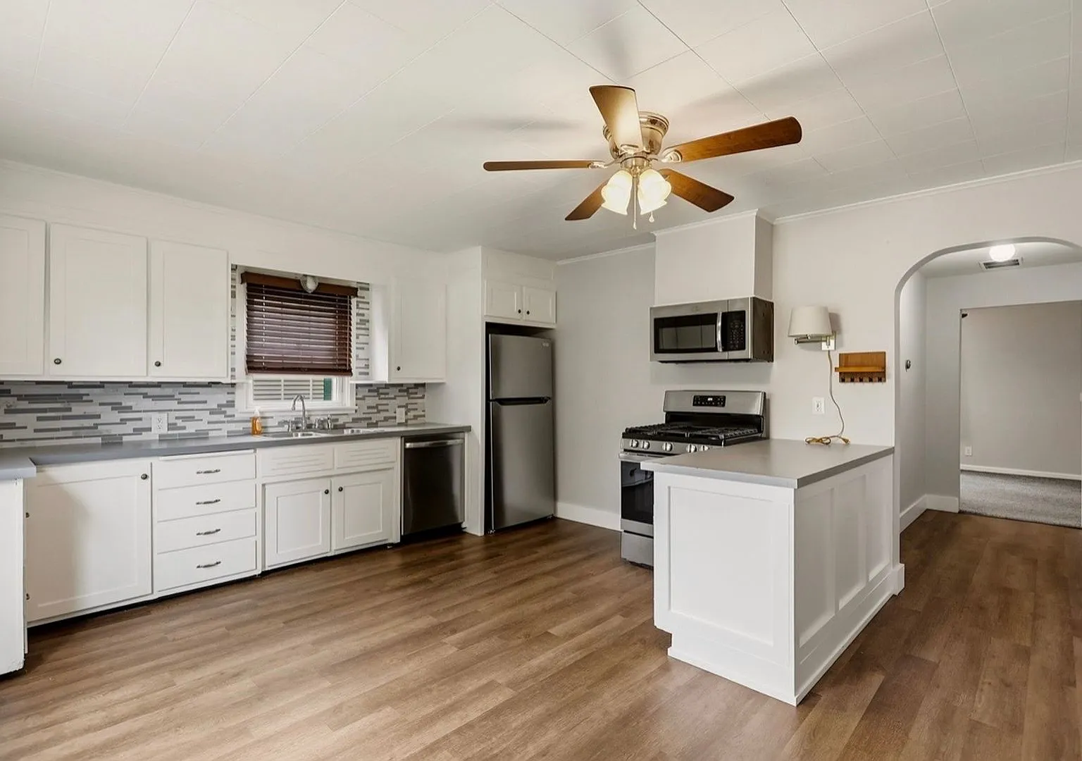 Newly Renovated 3-Bedroom Home with Detached Garage Zilwaukee! — Photo 4