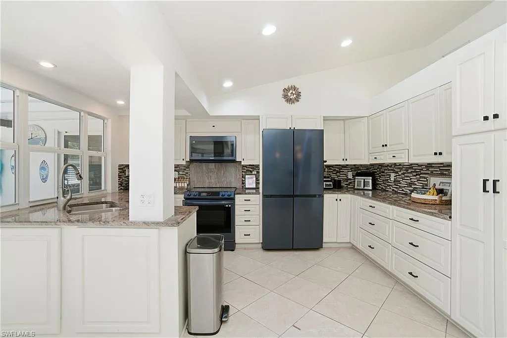 3 bed, 4.0 bath, 1577 sqft, $3,950 — Photo 3