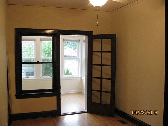 3rd image of 3426 N Leavitt St #2
