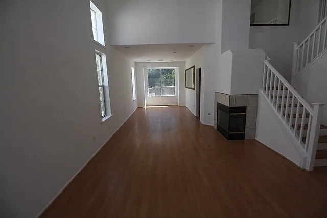 Formal Livingroom w/ fireplace and beautiful 18' ceiling