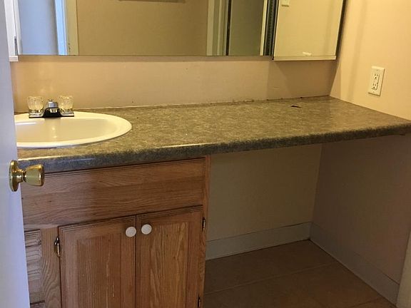 5th image of 472 E 60th Pl