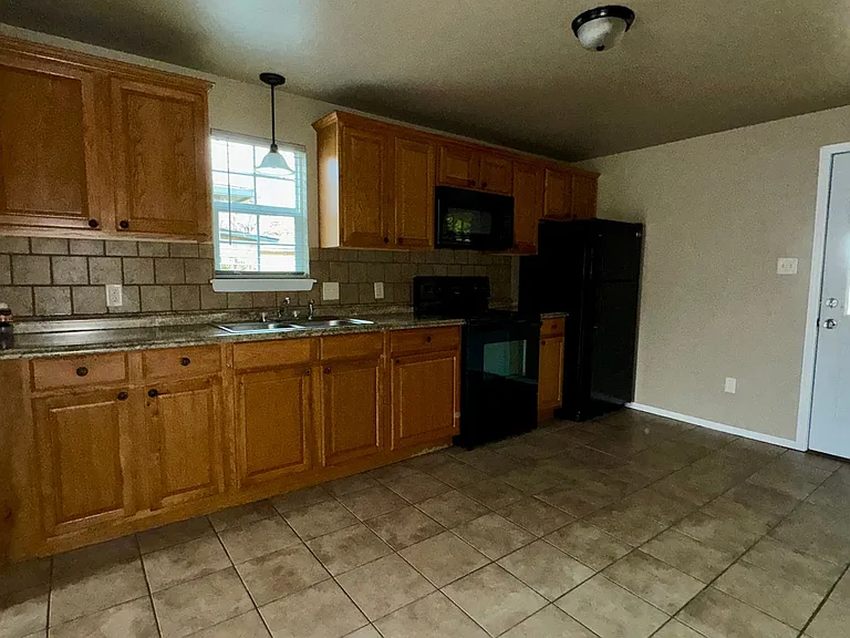 705 NW 5th St — Photo 4