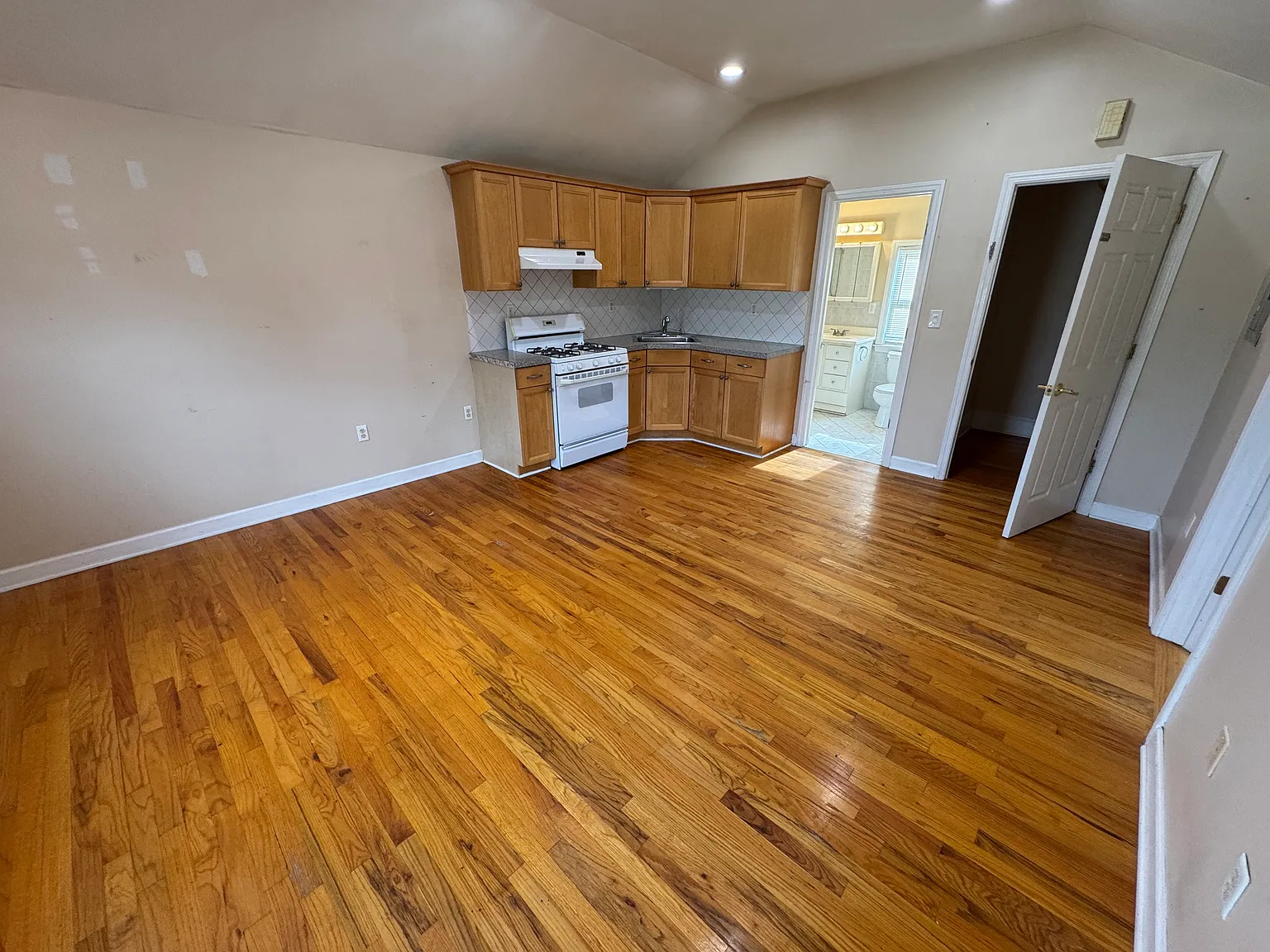 1 bed, 700 sqft, $2,100 — Photo 3