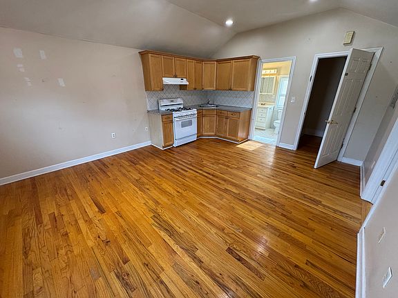 3rd image of 2059 Tyler St Floor 2