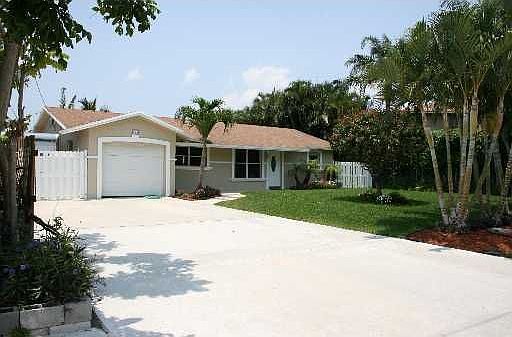 Beautiful waterfront pool home 3bed/2bath