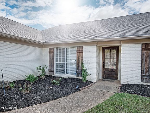 4th image of 606 Honeysuckle Dr