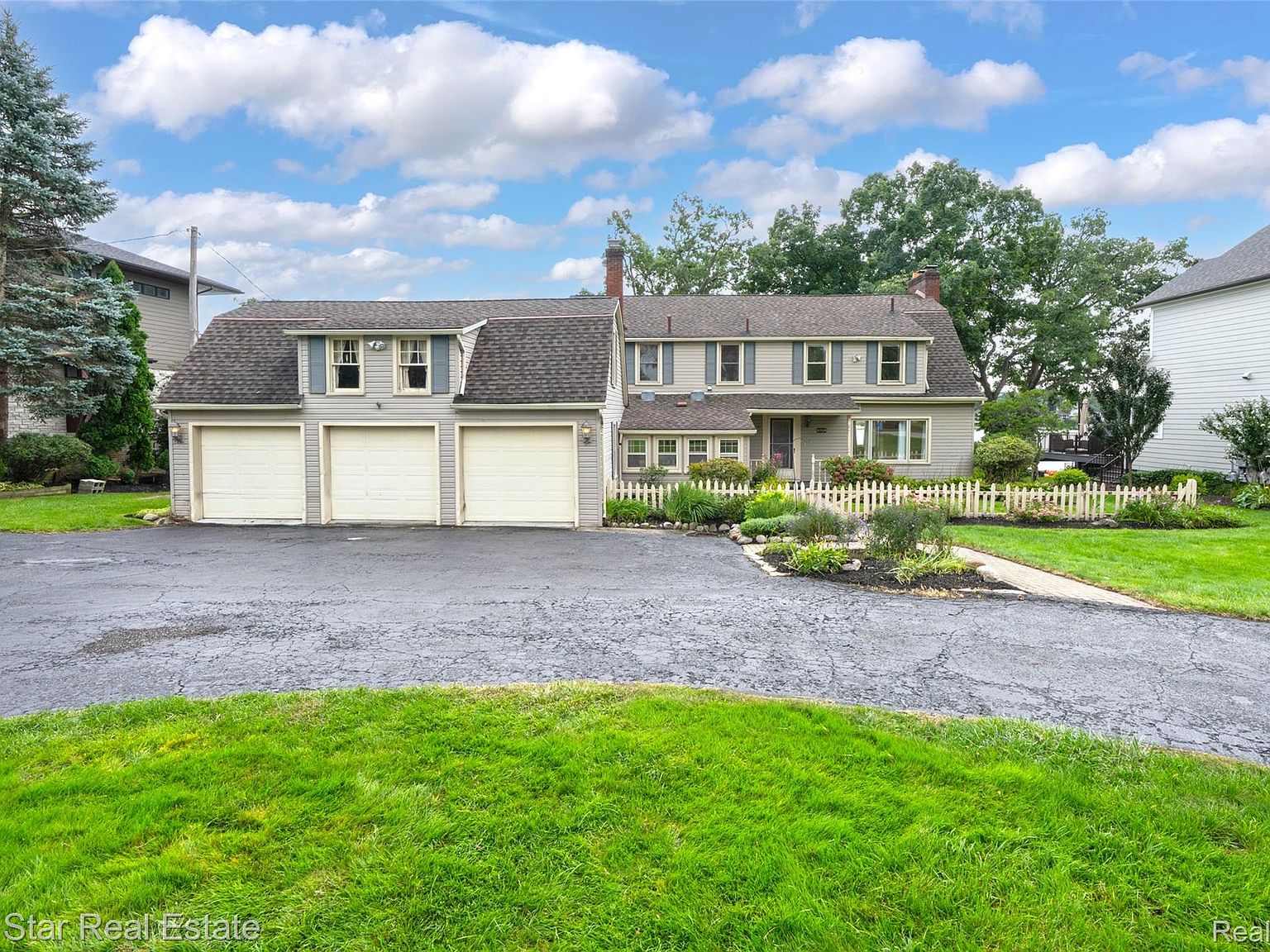 8765 Edgewood Park Dr, Commerce Township, MI 48382