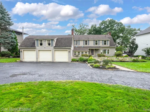 8765 Edgewood Park Dr, Commerce Township, MI 48382