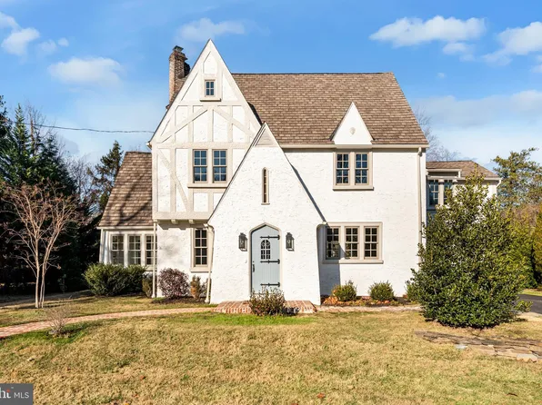 3 Hedgerow Ln, Strafford, PA 19087