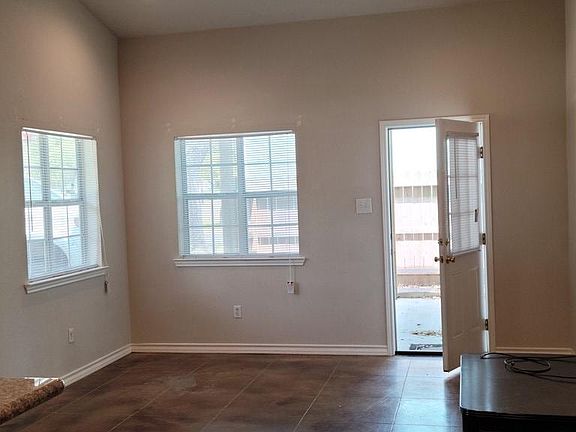4th image of 814 Warbler Ln