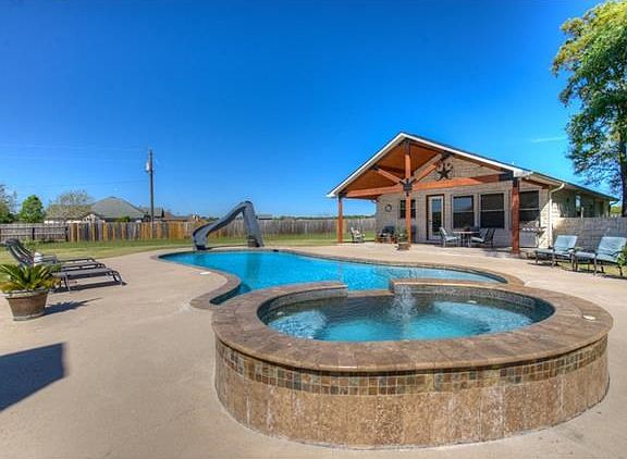 4th image of 620 Silver Creek Dr