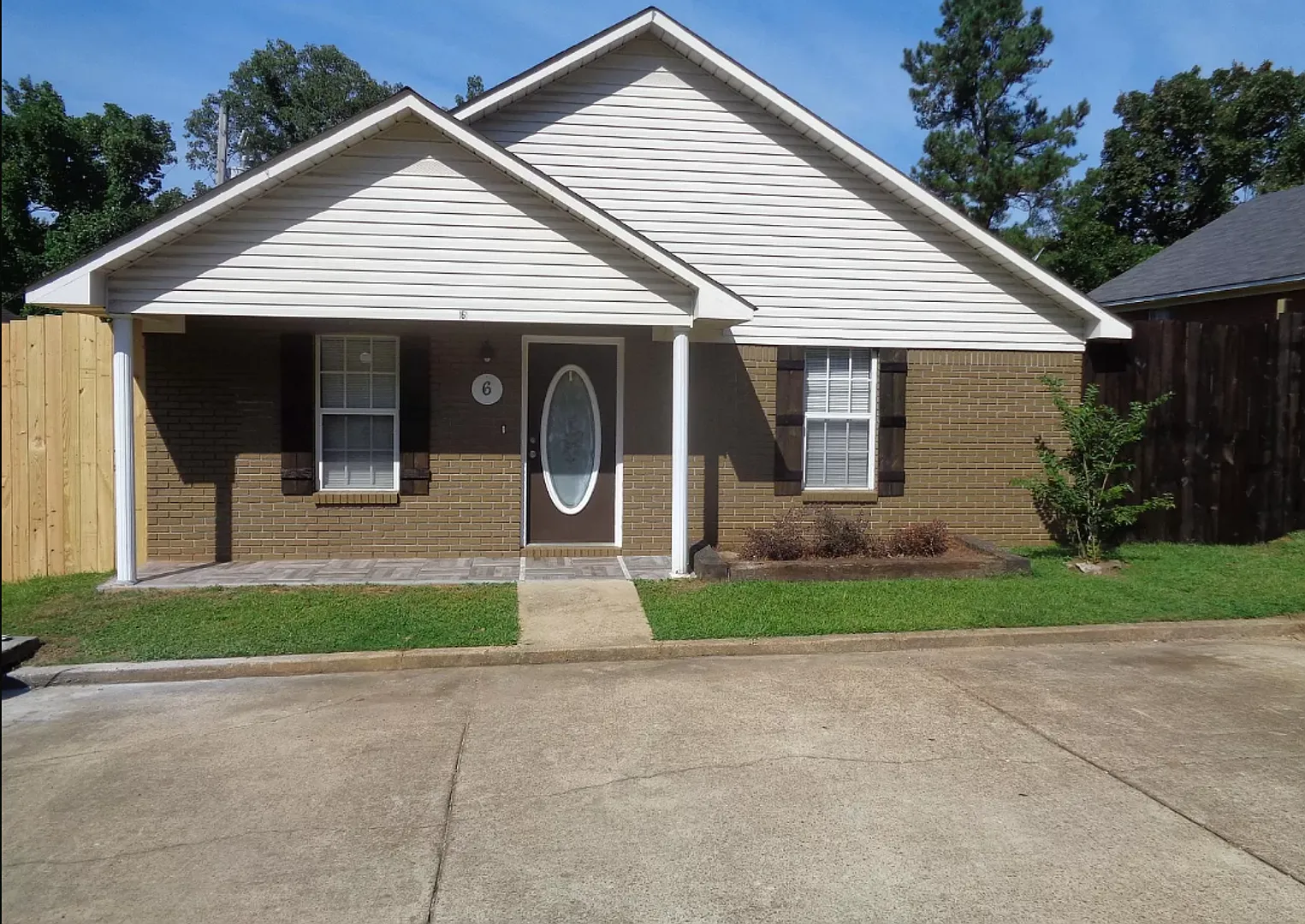 3 Bed/ 3 Bath located just off South Lamar Immediate Move in — Photo 1