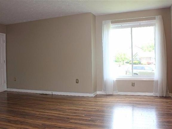 5th image of 111 Applegrove Dr