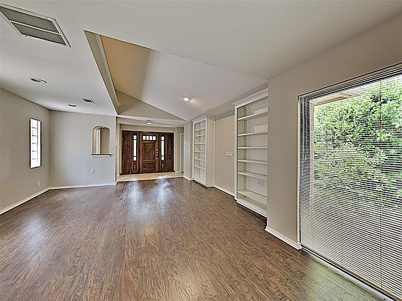 3rd image of 6201 Bellaire Dr S