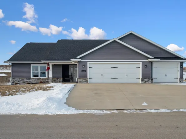 1016 Clare Ct, Cascade, IA 52033