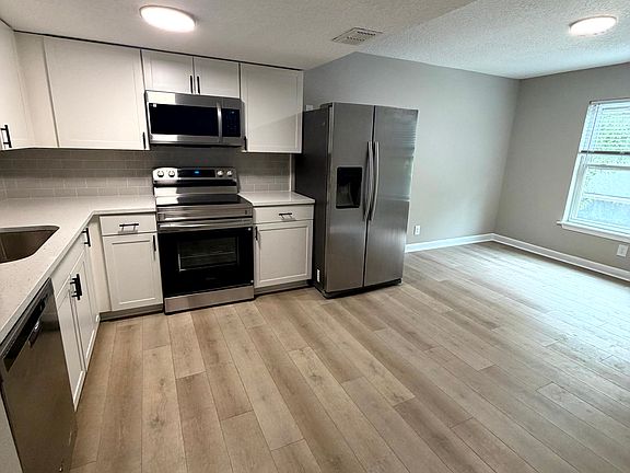 3rd image of 4319 Plaza Gate Ln S APT 202