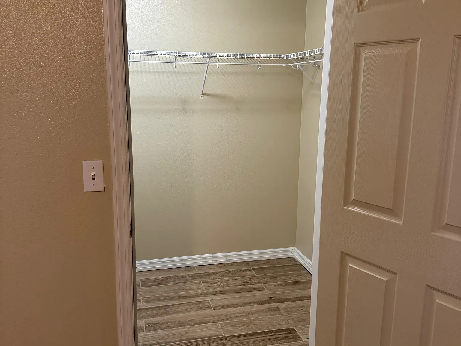1 bed, 700 sqft, $1,300 — Photo 4